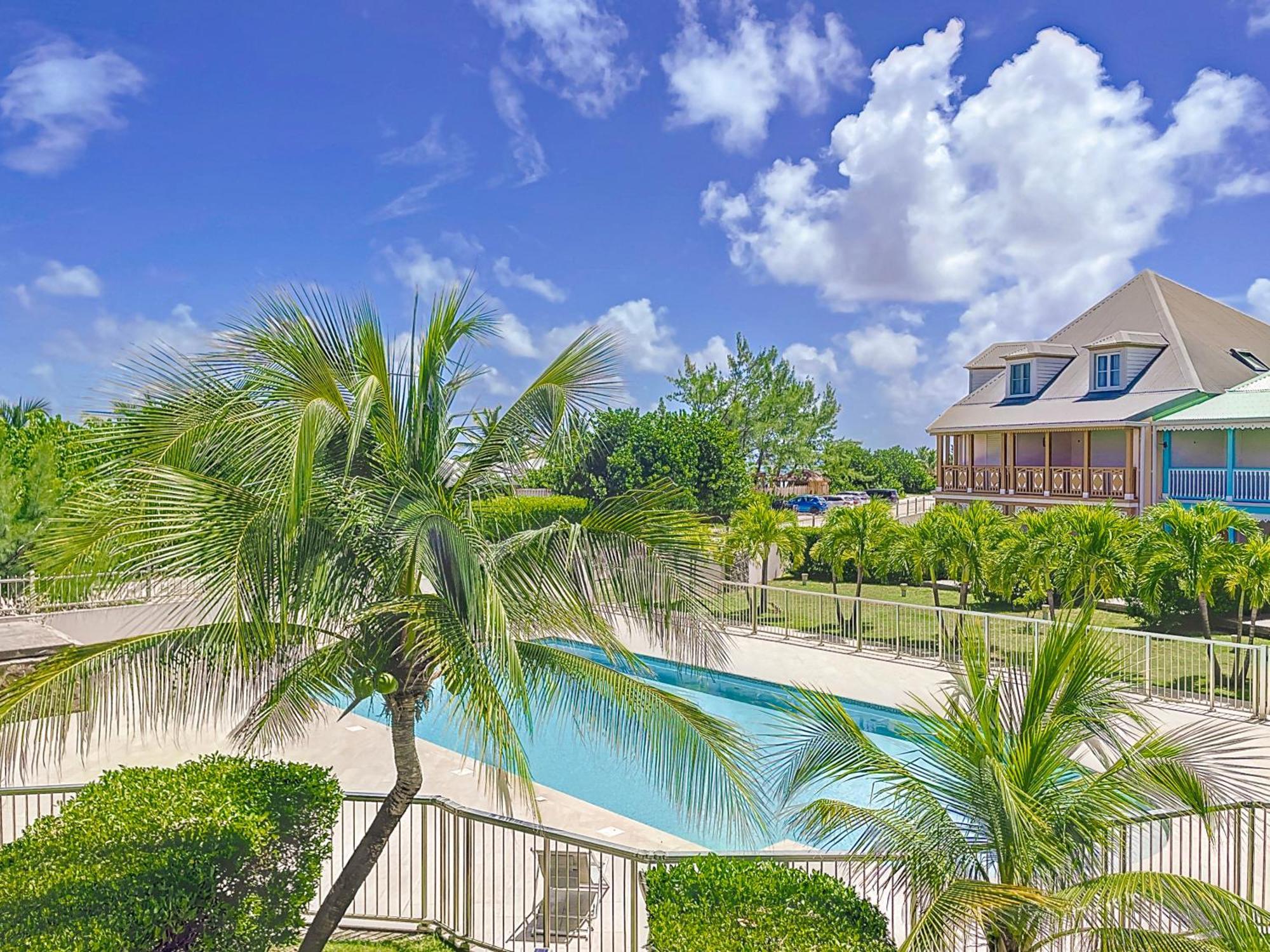 Sable Bleu Elegant 2-bedroom Oceanfront Apartment *