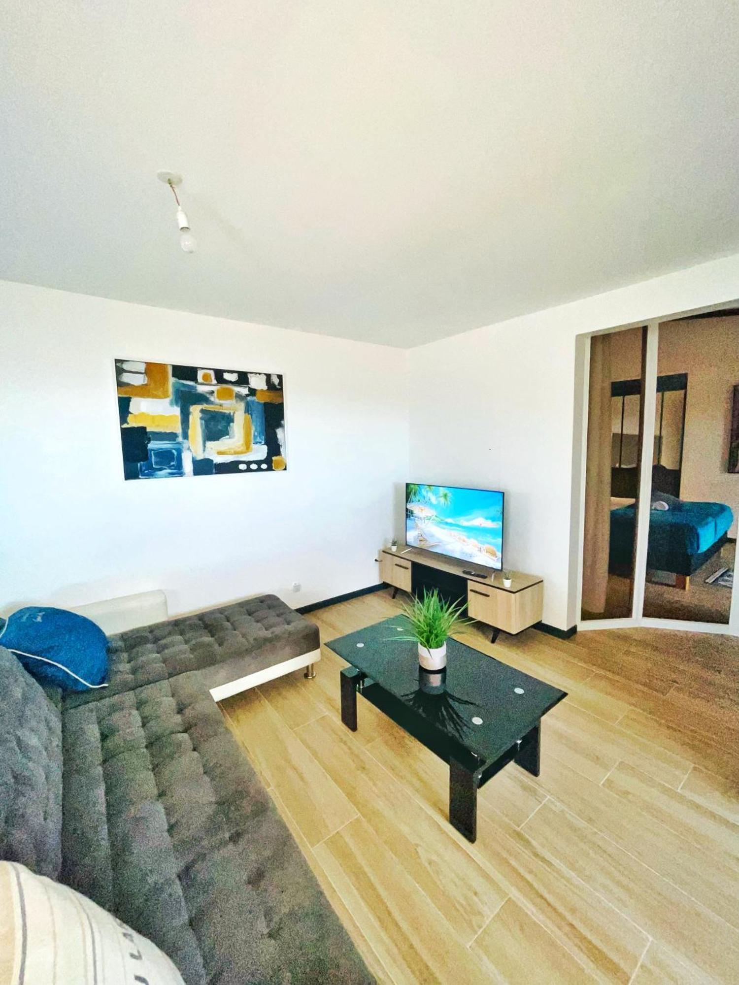Sweety Blue, Vue Apartment