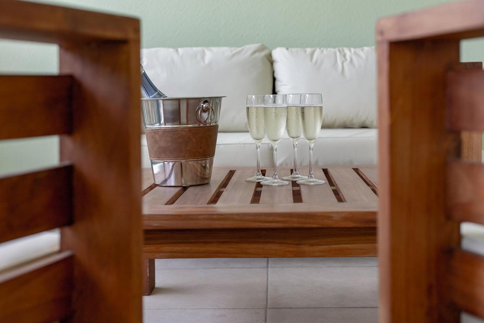 Sandy Apartment, 2 Bdr Right On The Beach! *