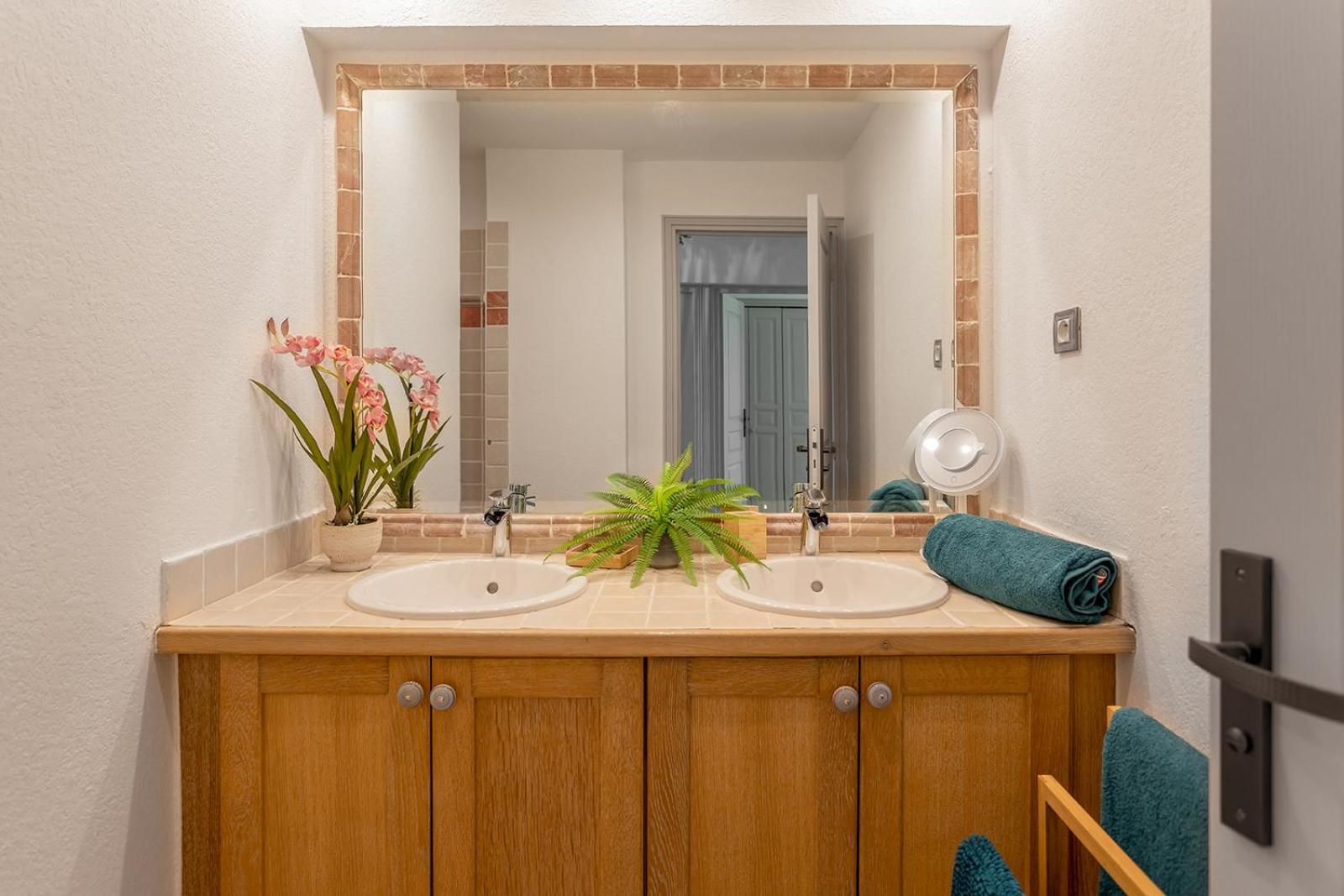 Sandy Apartment, 2 Bdr Right On The Beach! Orient Bay