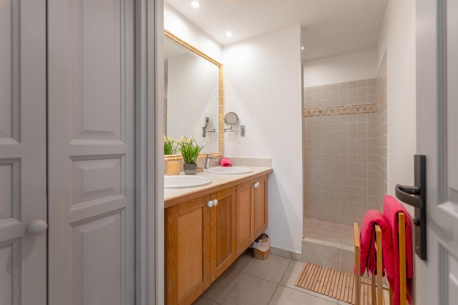 Sandy Apartment, 2 Bdr Right On The Beach! * Orient Bay