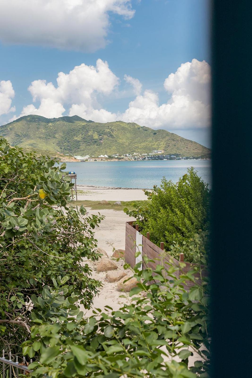 Sandy Apartment, 2 Bdr Right On The Beach!