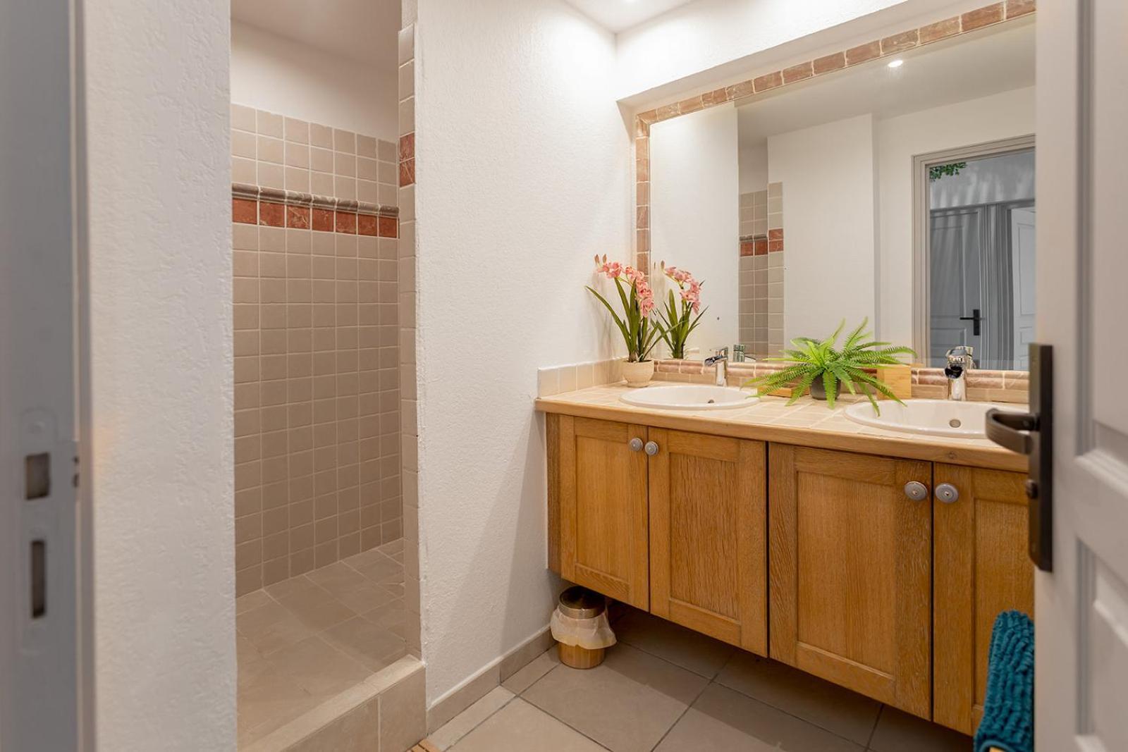 Sandy Apartment, 2 Bdr Right On The Beach! Apartment