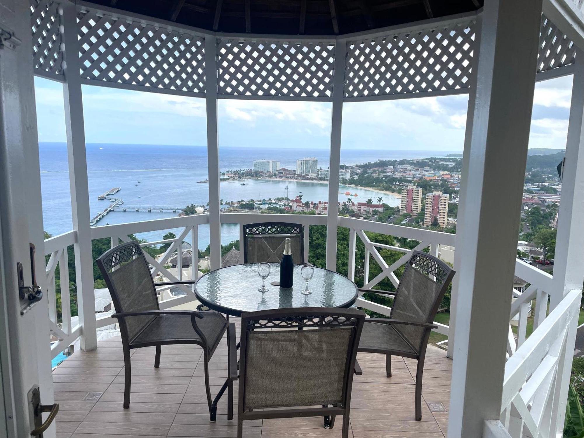 Oceanbreeze Jamaica Penthouse, 7-minute Walk To Apartment Ocho Rios