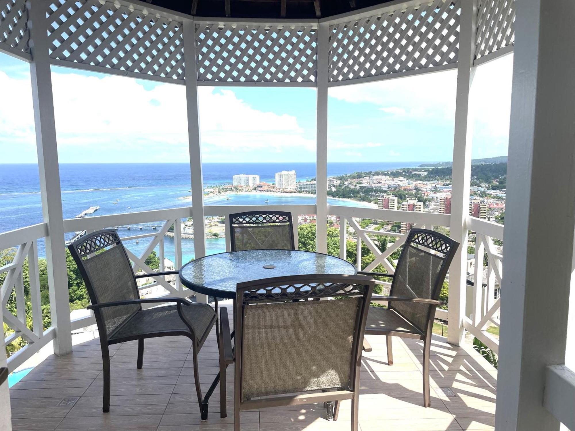Oceanbreeze Jamaica Penthouse, 7-minute Walk To Apartment Ocho Rios