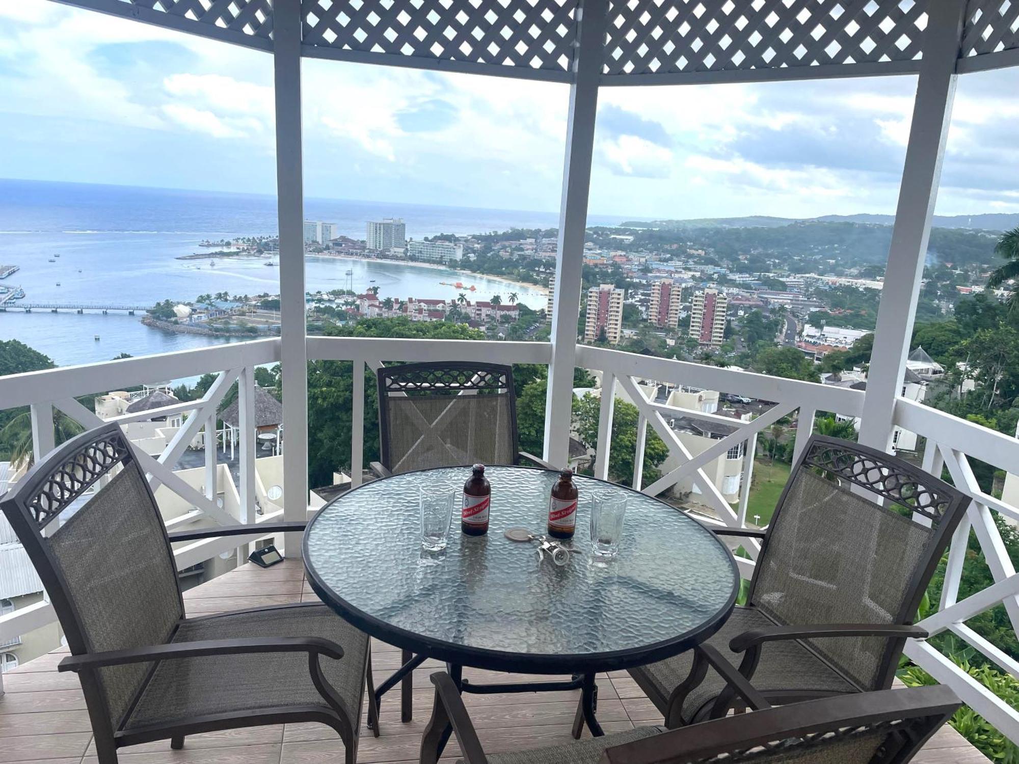 Apartment Oceanbreeze Jamaica Penthouse, 7-minute Walk To