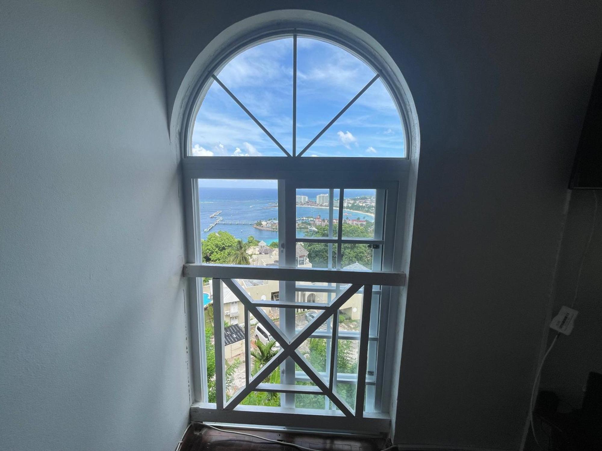 Oceanbreeze Jamaica Penthouse, 7-minute Walk To Apartment *