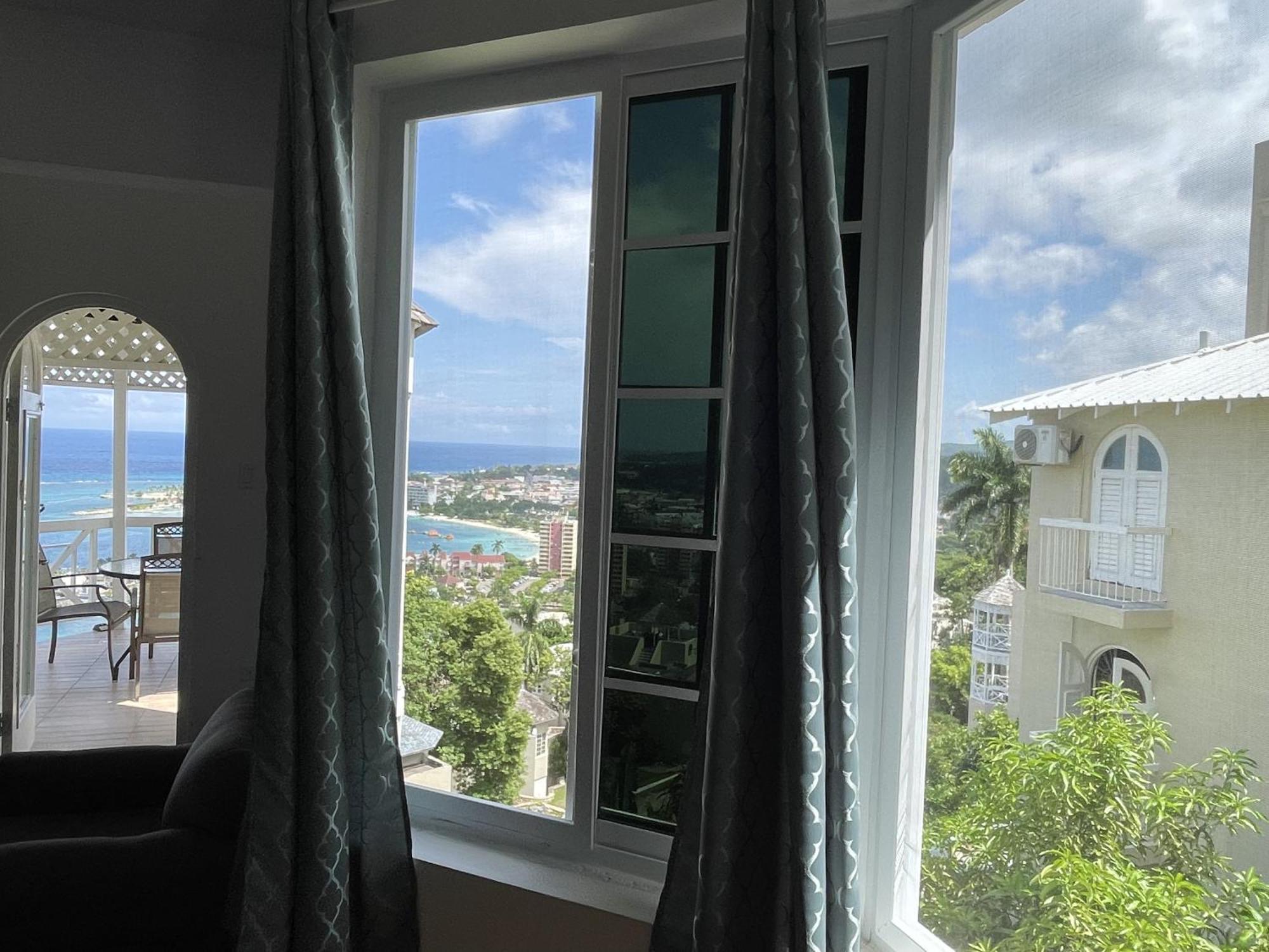 Apartment Oceanbreeze Jamaica Penthouse, 7-minute Walk To