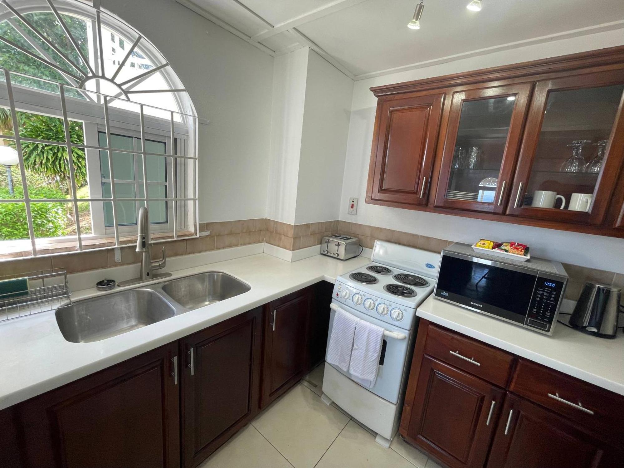 Oceanbreeze Jamaica Penthouse, 7-minute Walk To Apartment *