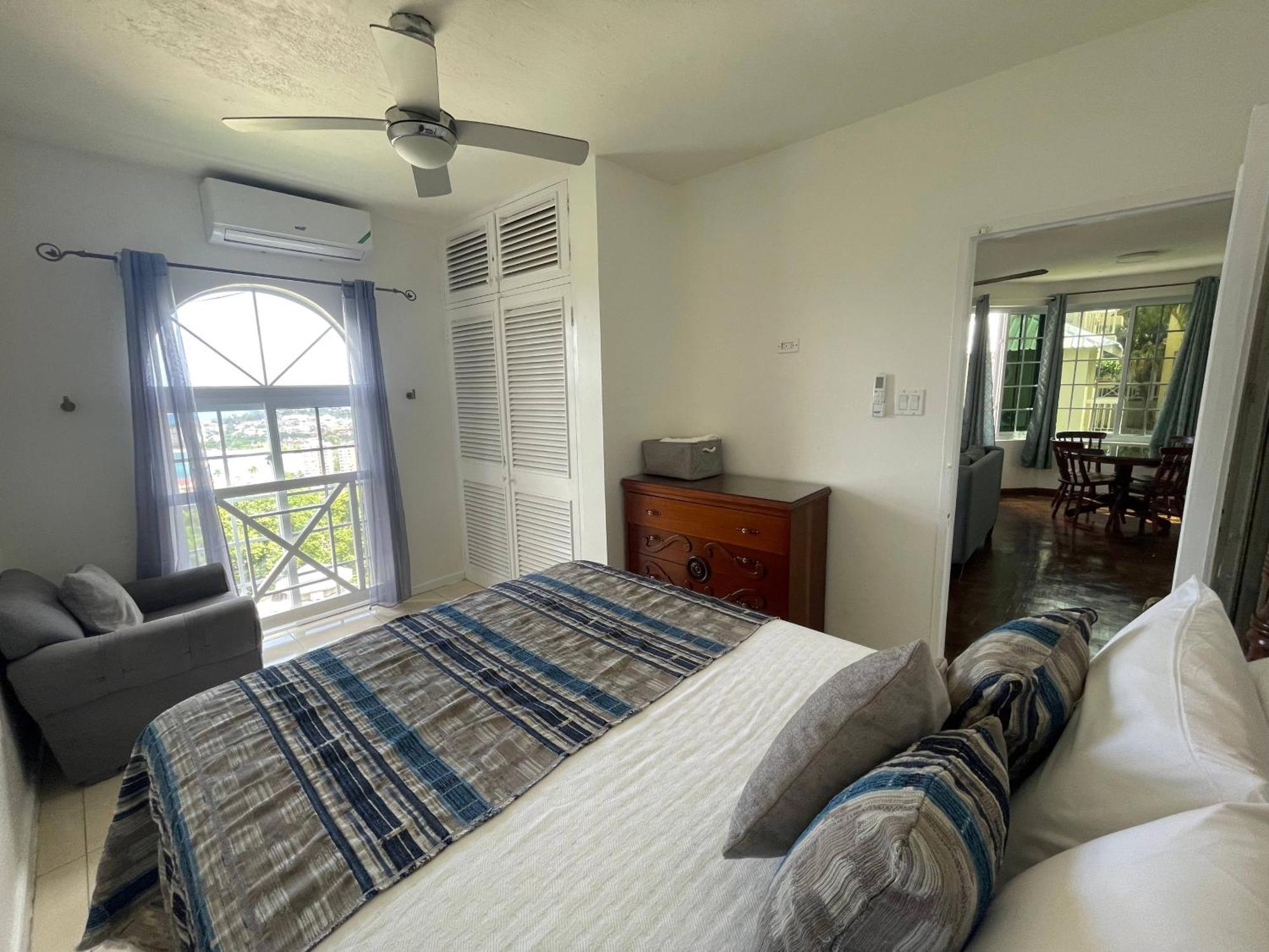 Oceanbreeze Jamaica Penthouse, 7-minute Walk To Apartment