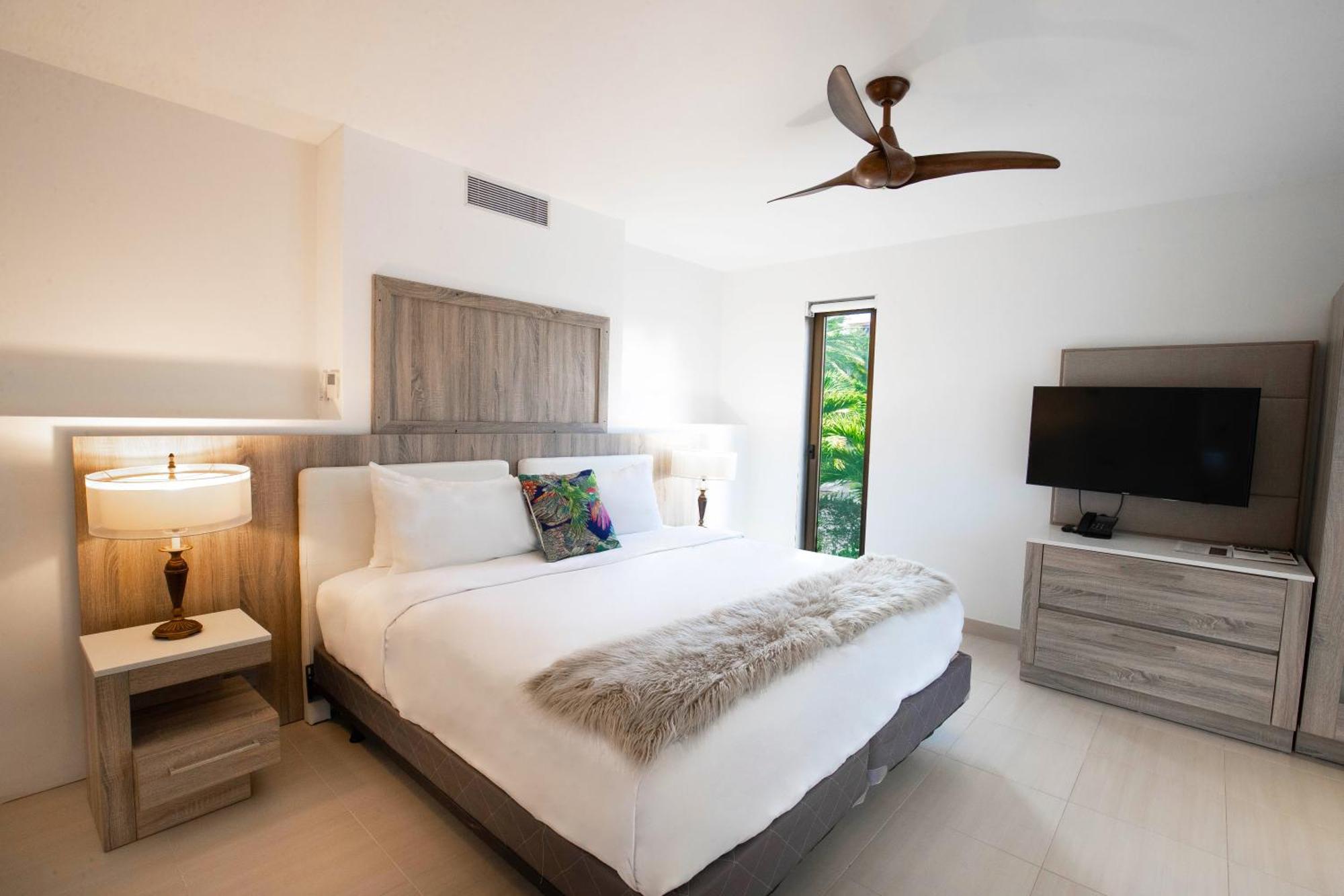 Hodges Bay & Spa, An Hq Luxury & Residences