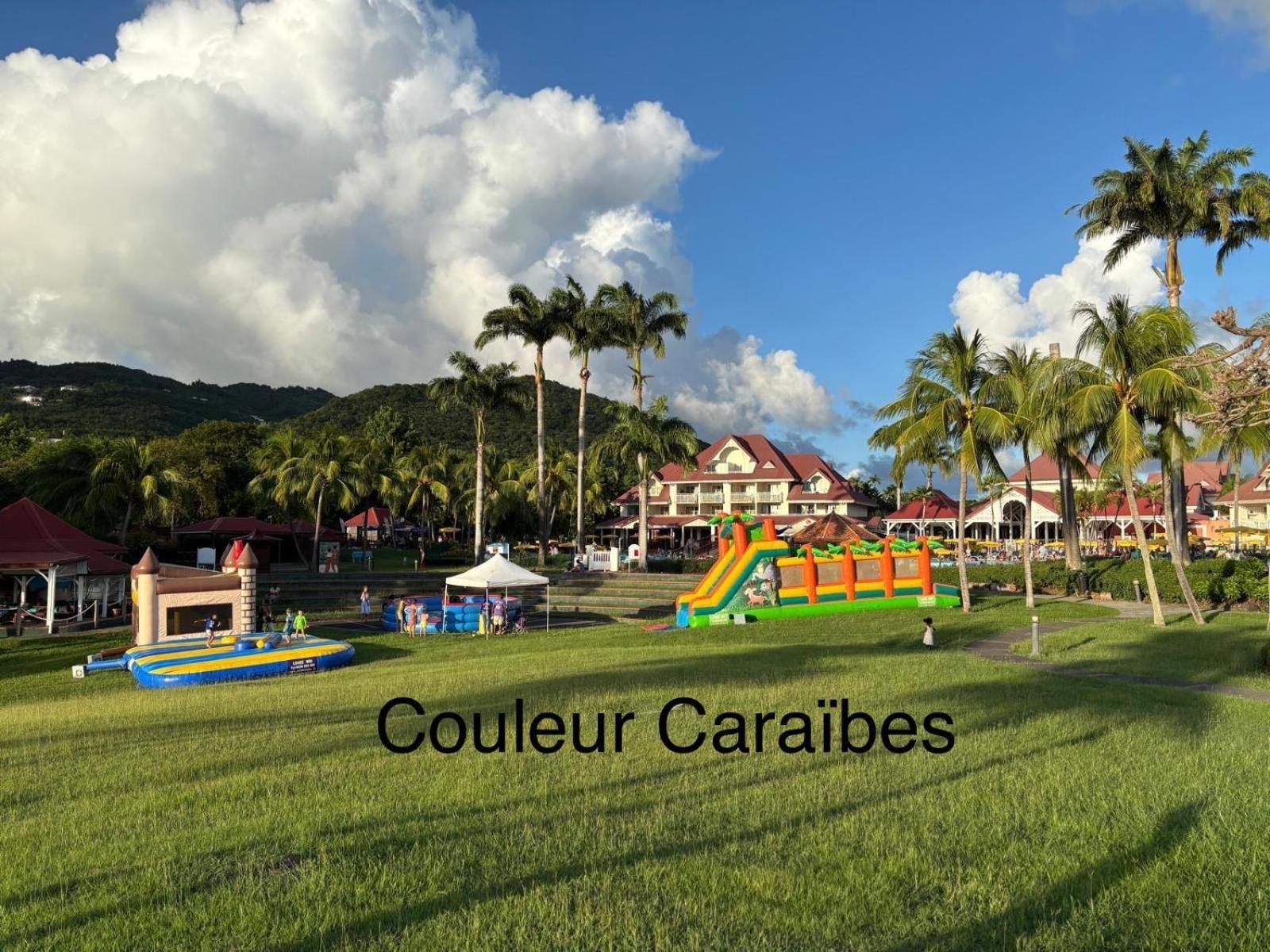 Couleur Caraibes-cocobeach Martinique Pierre Et *