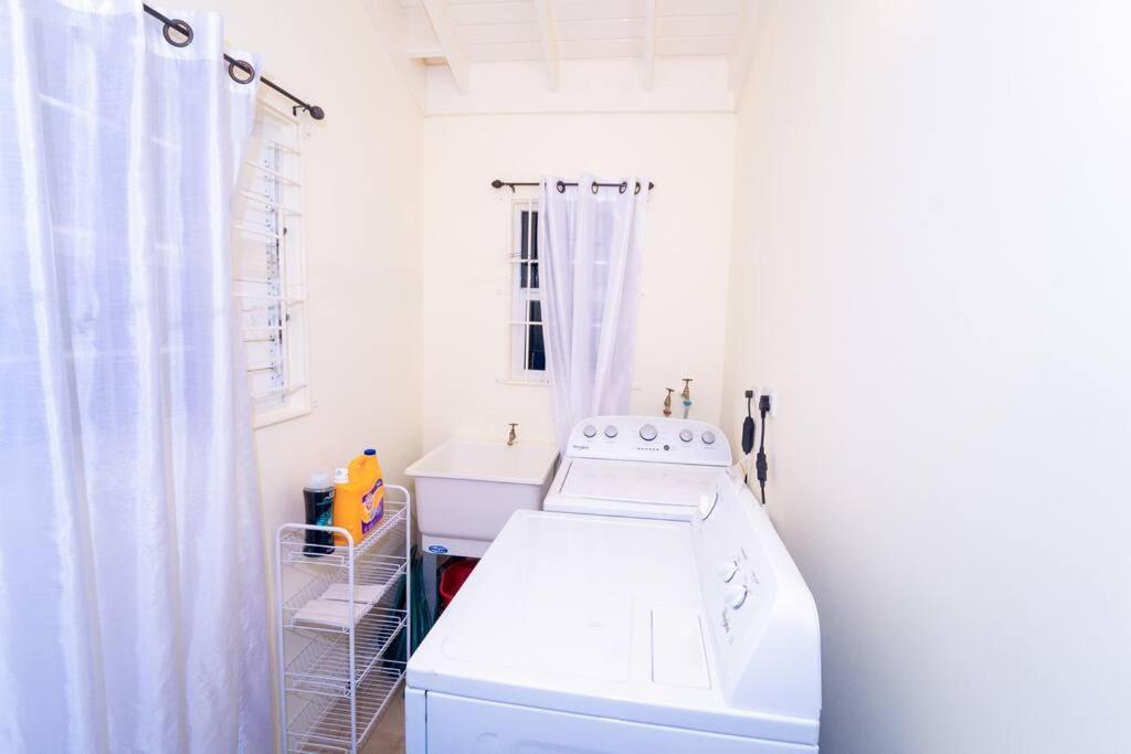 Tropical Escape, 2 Bedroom Vacation Oasis Holiday home