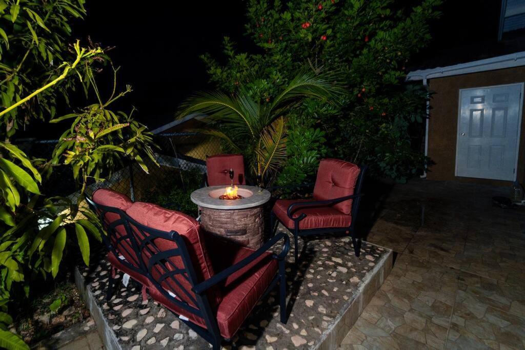 Tropical Escape, 2 Bedroom Vacation Oasis *