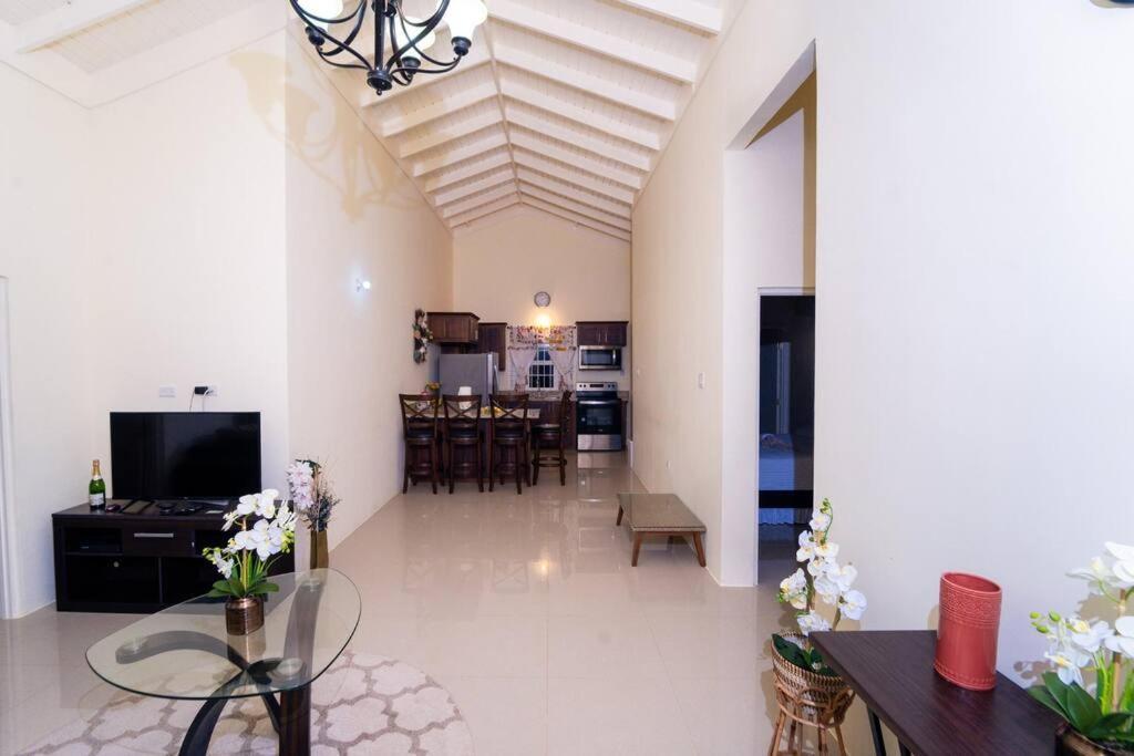 Tropical Escape, 2 Bedroom Vacation Oasis *