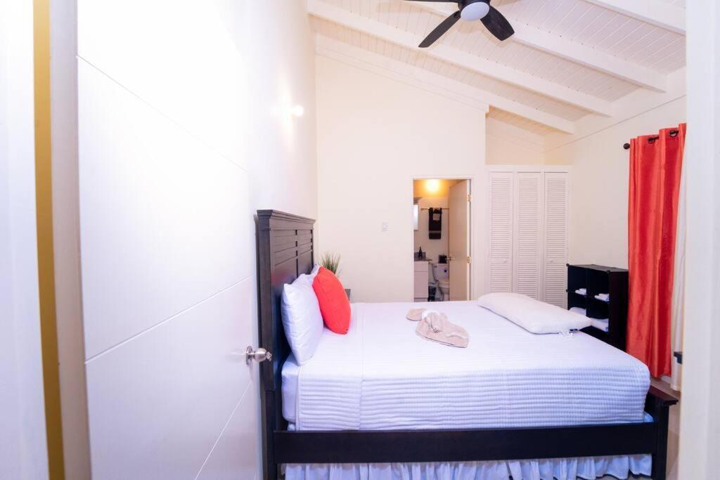 Tropical Escape, 2 Bedroom Vacation Oasis