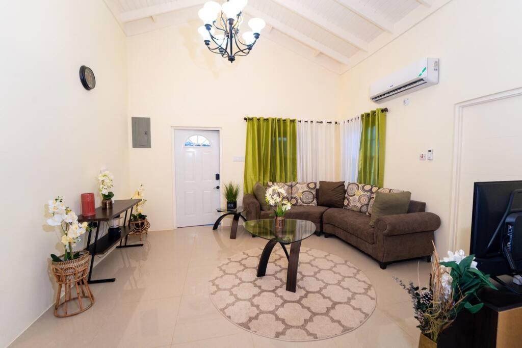 Tropical Escape, 2 Bedroom Vacation Oasis Holiday home *