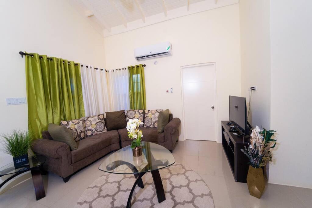 Tropical Escape, 2 Bedroom Vacation Oasis * Florence Hall