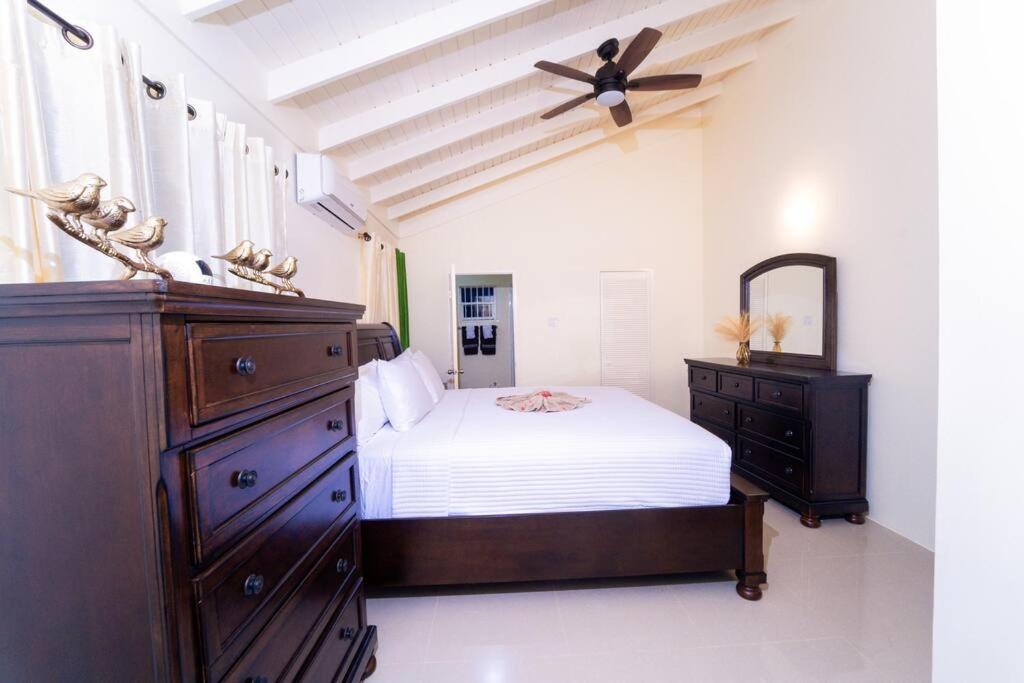 Tropical Escape, 2 Bedroom Vacation Oasis Holiday home *