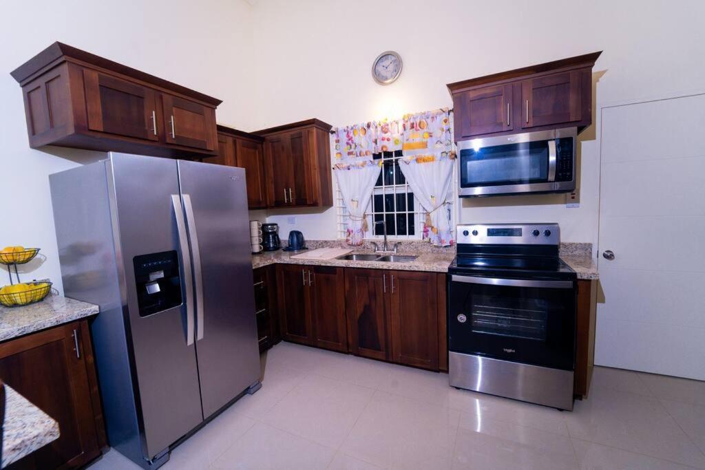 Tropical Escape, 2 Bedroom Vacation Oasis Holiday home Florence Hall