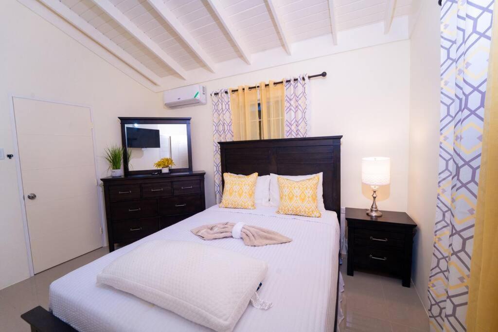 Tropical Escape, 2 Bedroom Vacation Oasis *