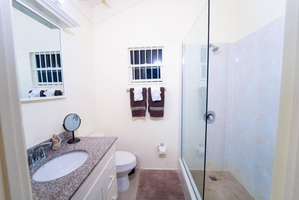 Tropical Escape, 2 Bedroom Vacation Oasis Florence Hall