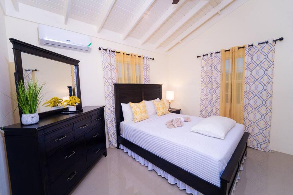Tropical Escape, 2 Bedroom Vacation Oasis Holiday home