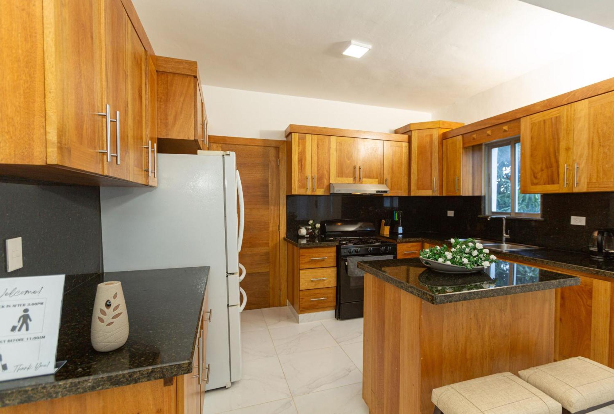 Apartment Crown Ll-guest Friendly-3 Bedrooms-pool-close To Everything! *