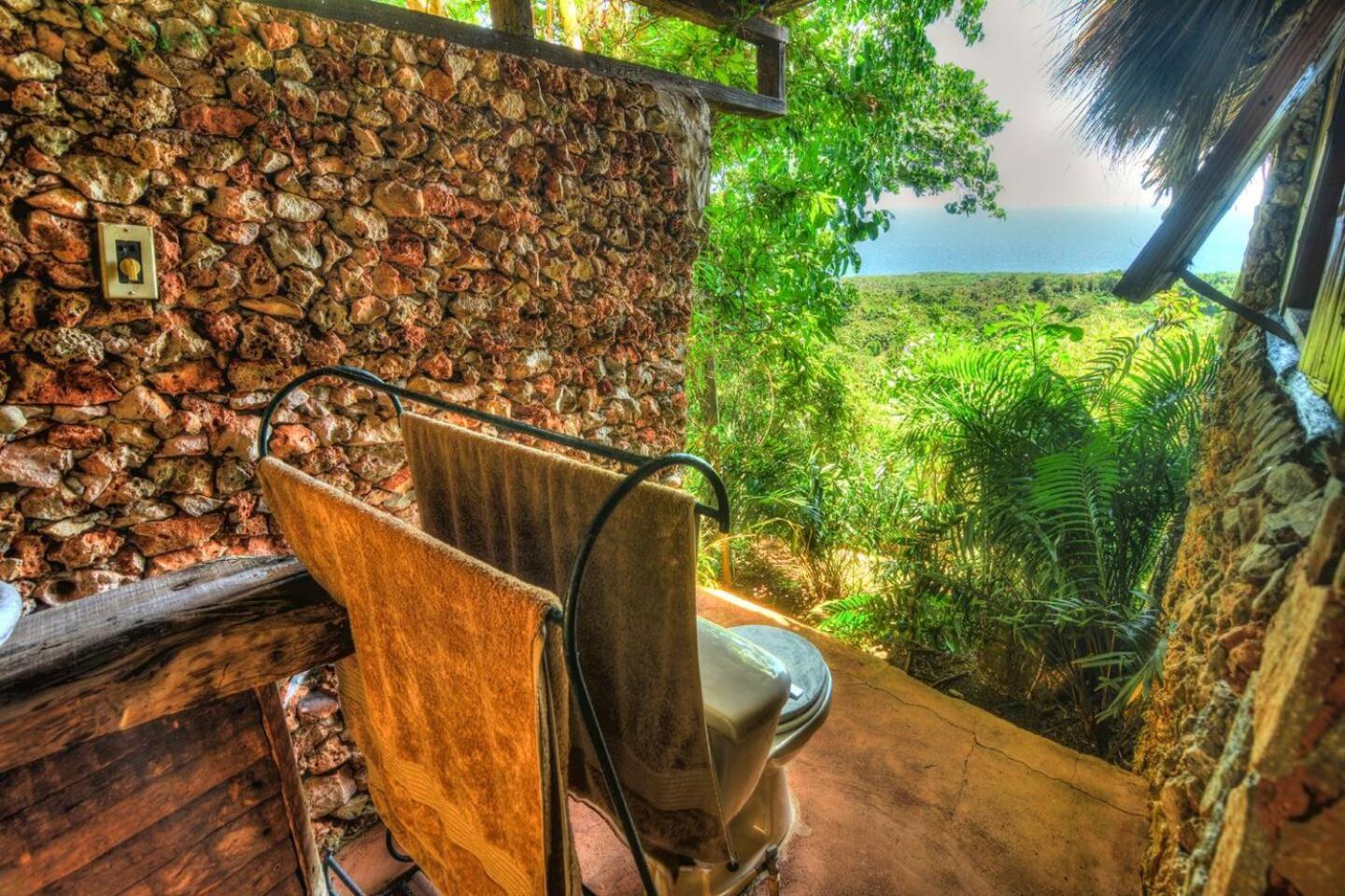 Casa El Paraiso, Eco *