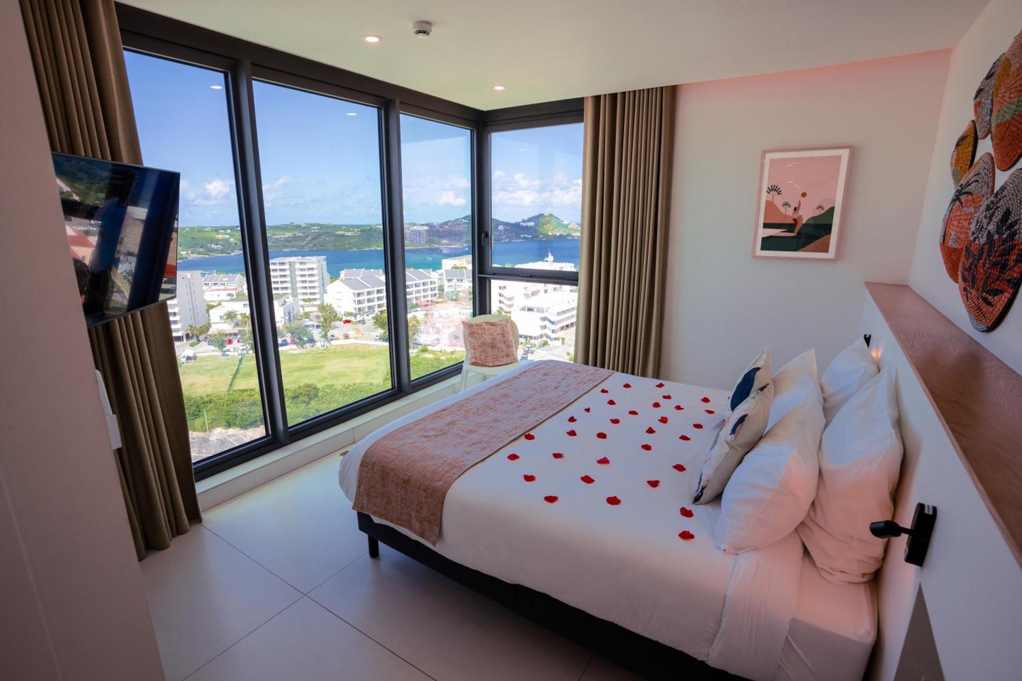 Gorgeous 2 Bedroom, 17th Floor, With Breathtaking View, Fourteen At Mullet Bay