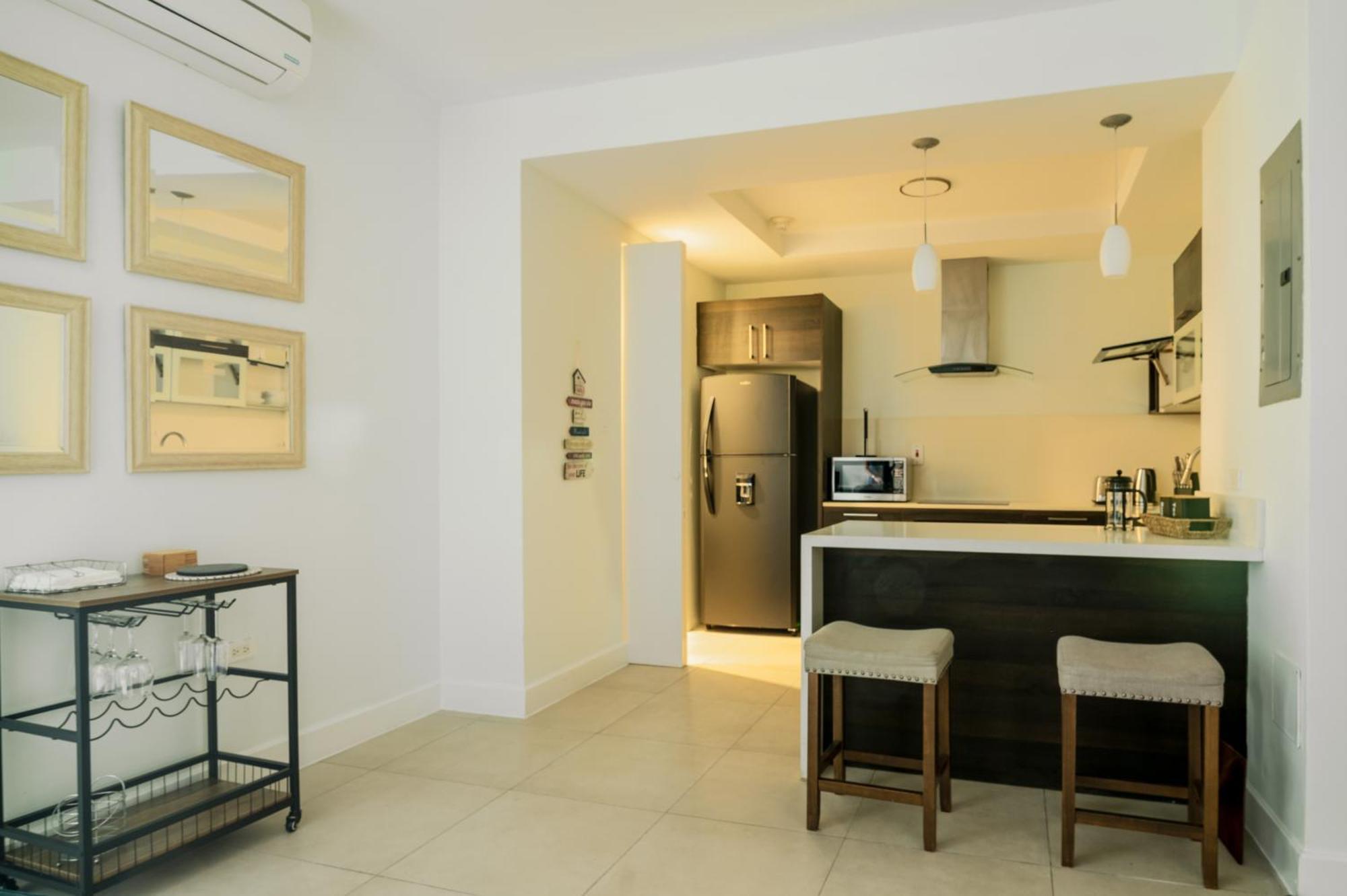 Parkhurst 303 King Bed Pool And Gym Apartment Kingston