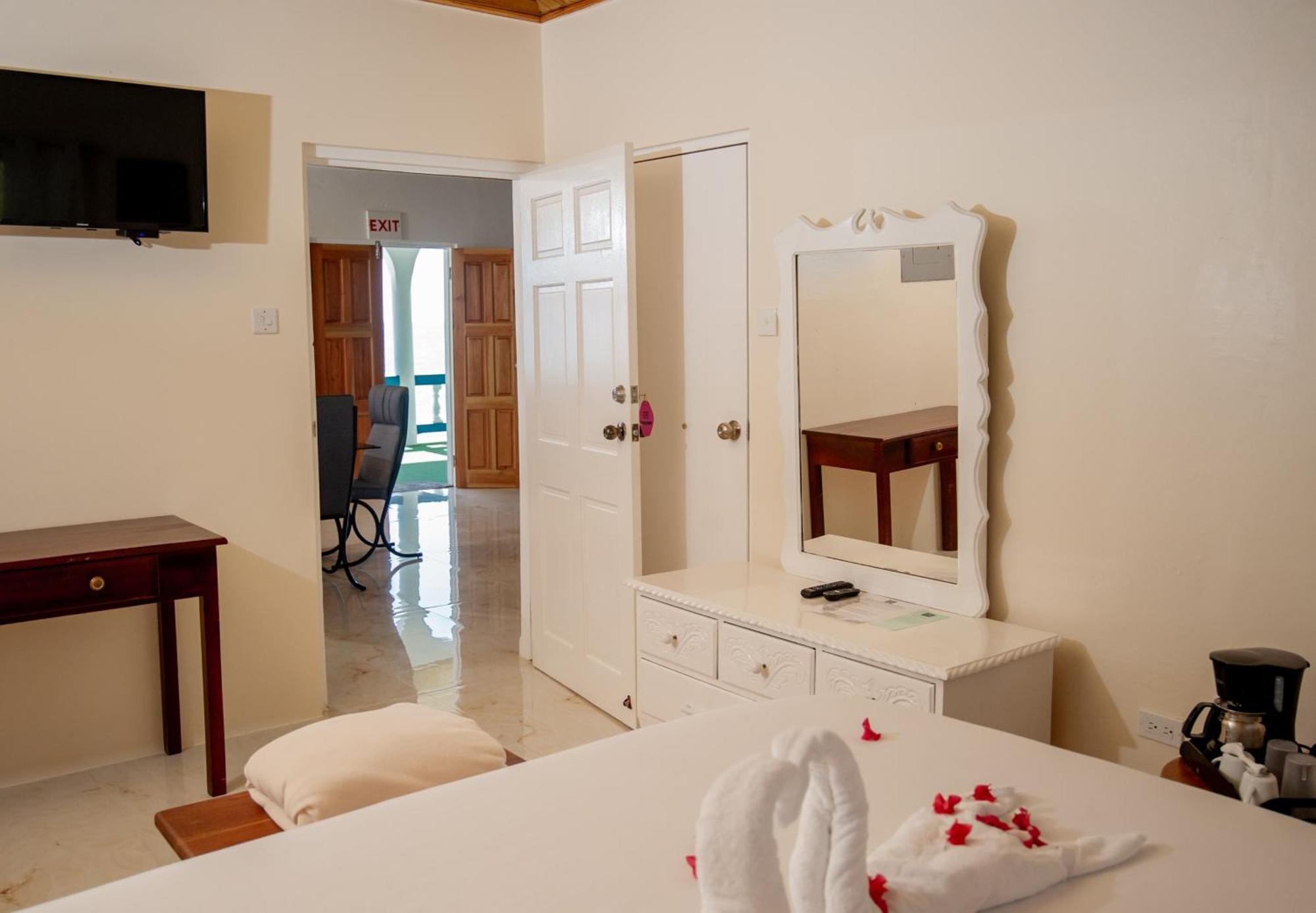 Bed & Breakfast Beyond Sunset & Treasure Beach