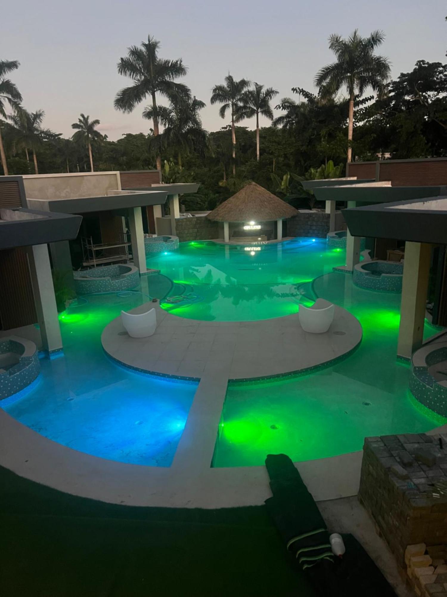 Opulenz * Saint Annʼs Bay
