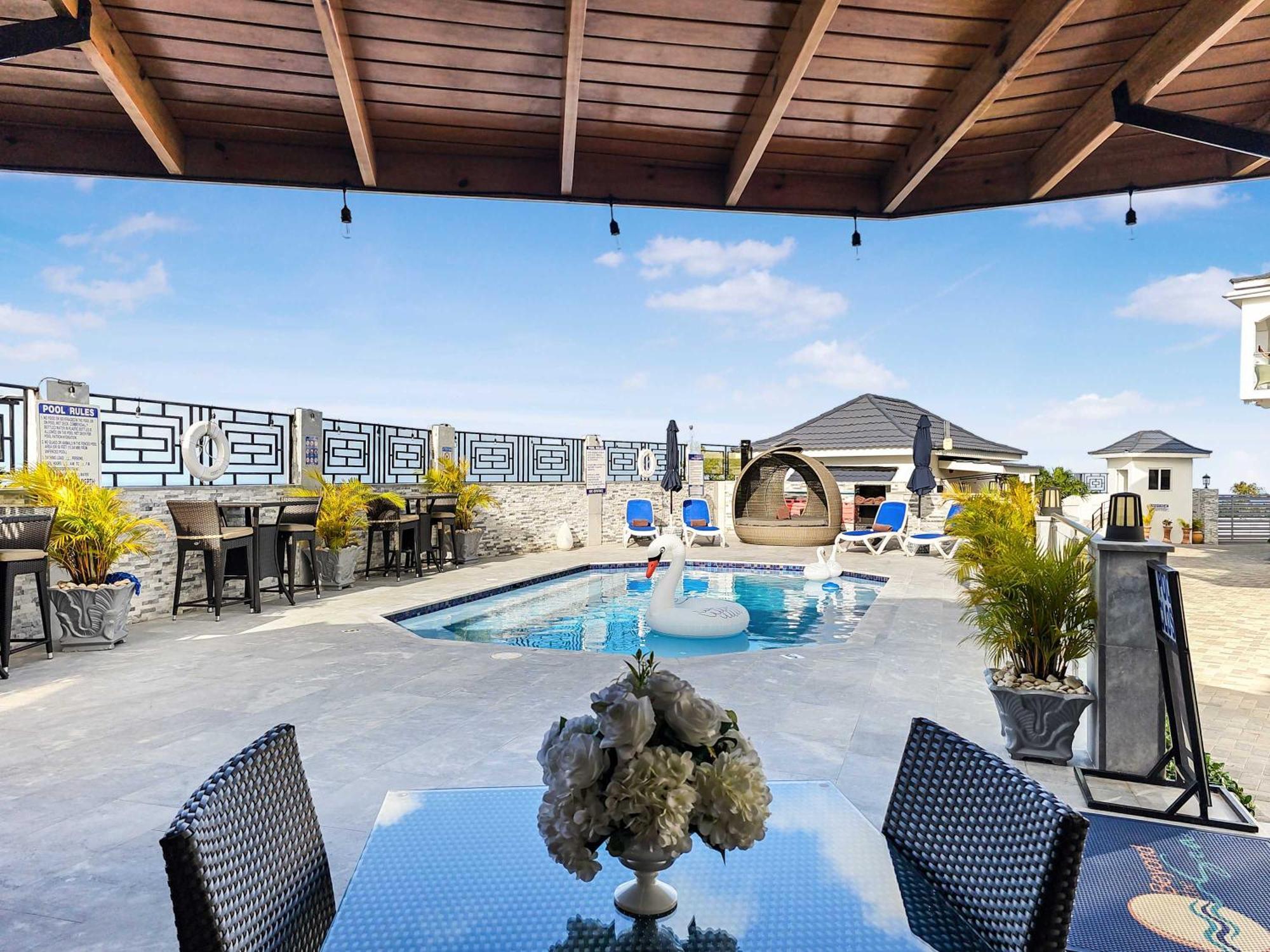 Inn Hospitality Expert Bts 8 - Pool & Bar