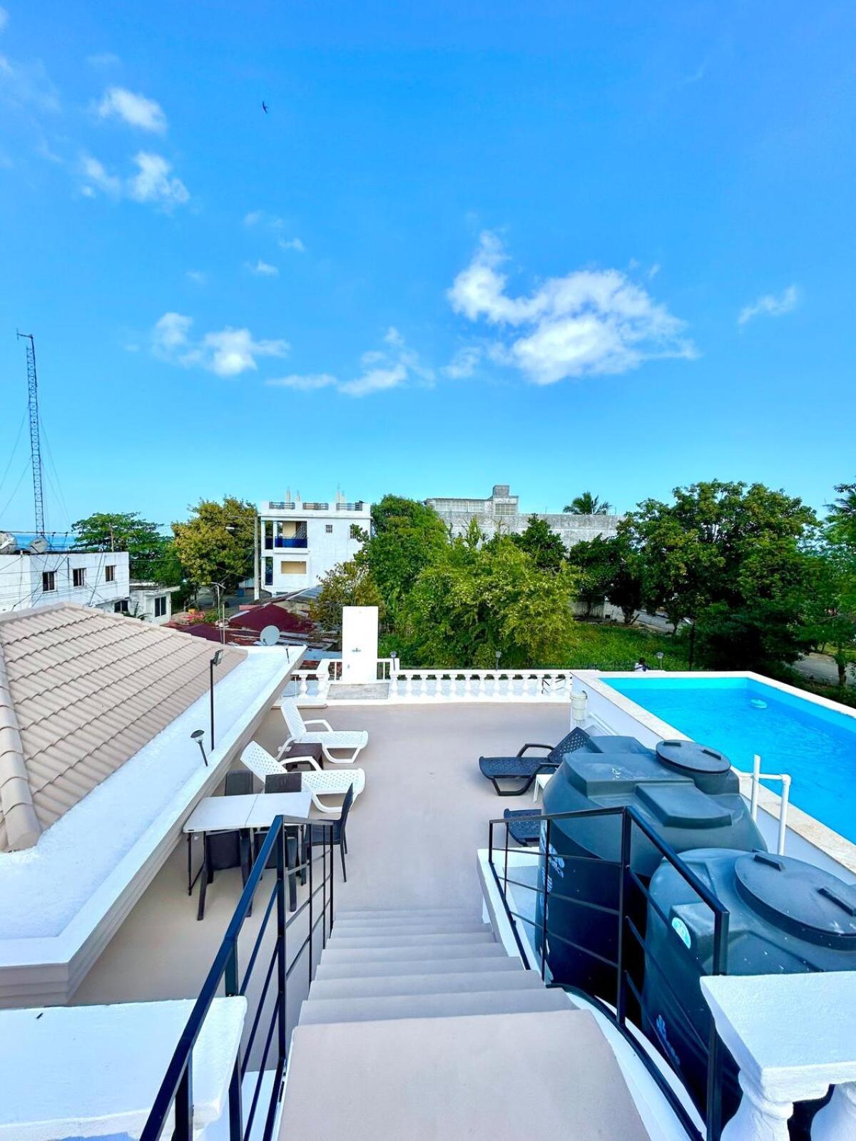 3 Colonial *