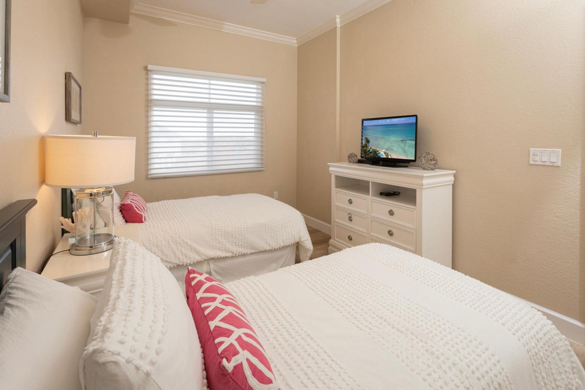 Apartment South Bay Club 28 - 3bedroom 2 Bathroom Unit George Town