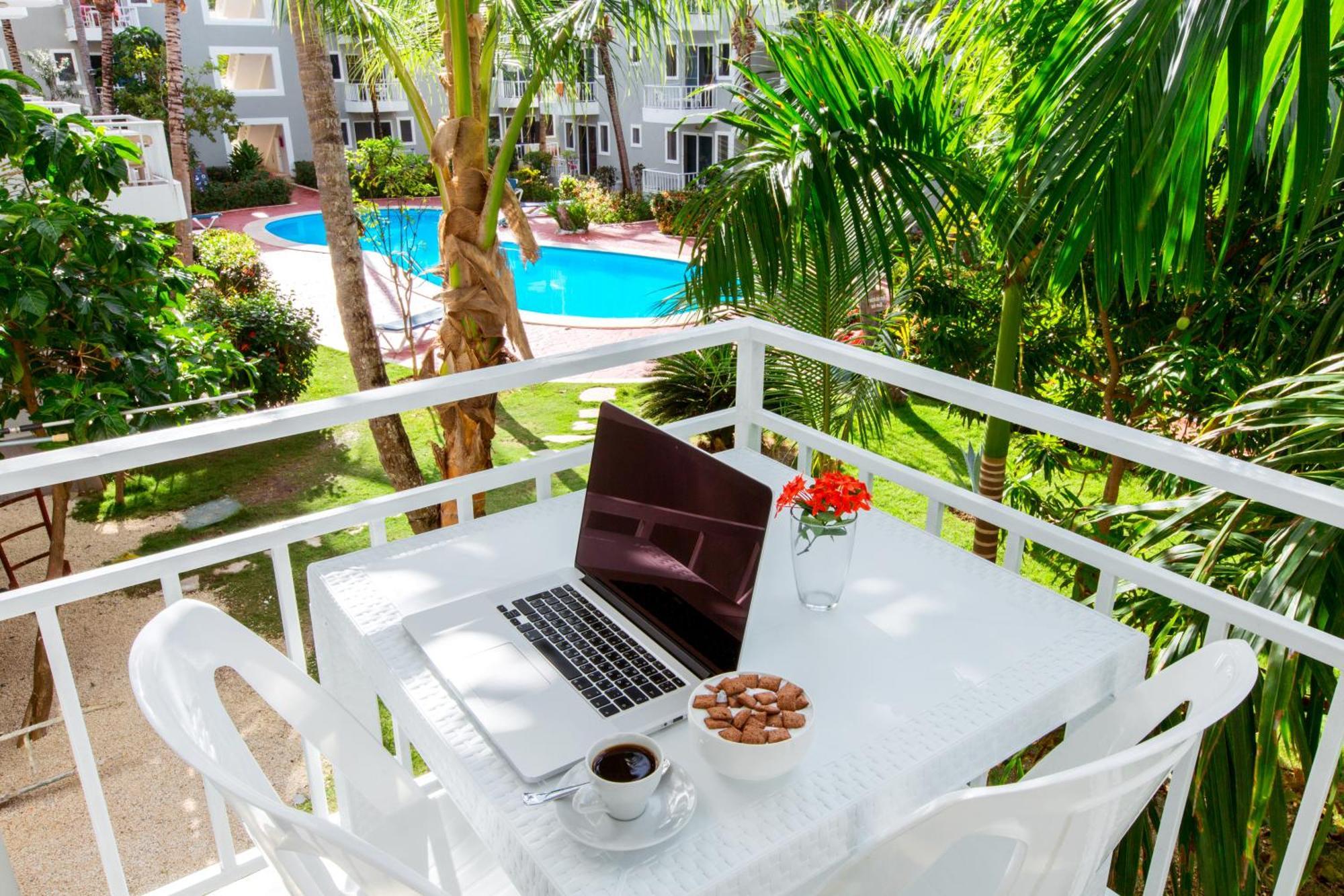Hotel Tropicana Deluxe Playa Corales - Wifi, Beach, Pool
