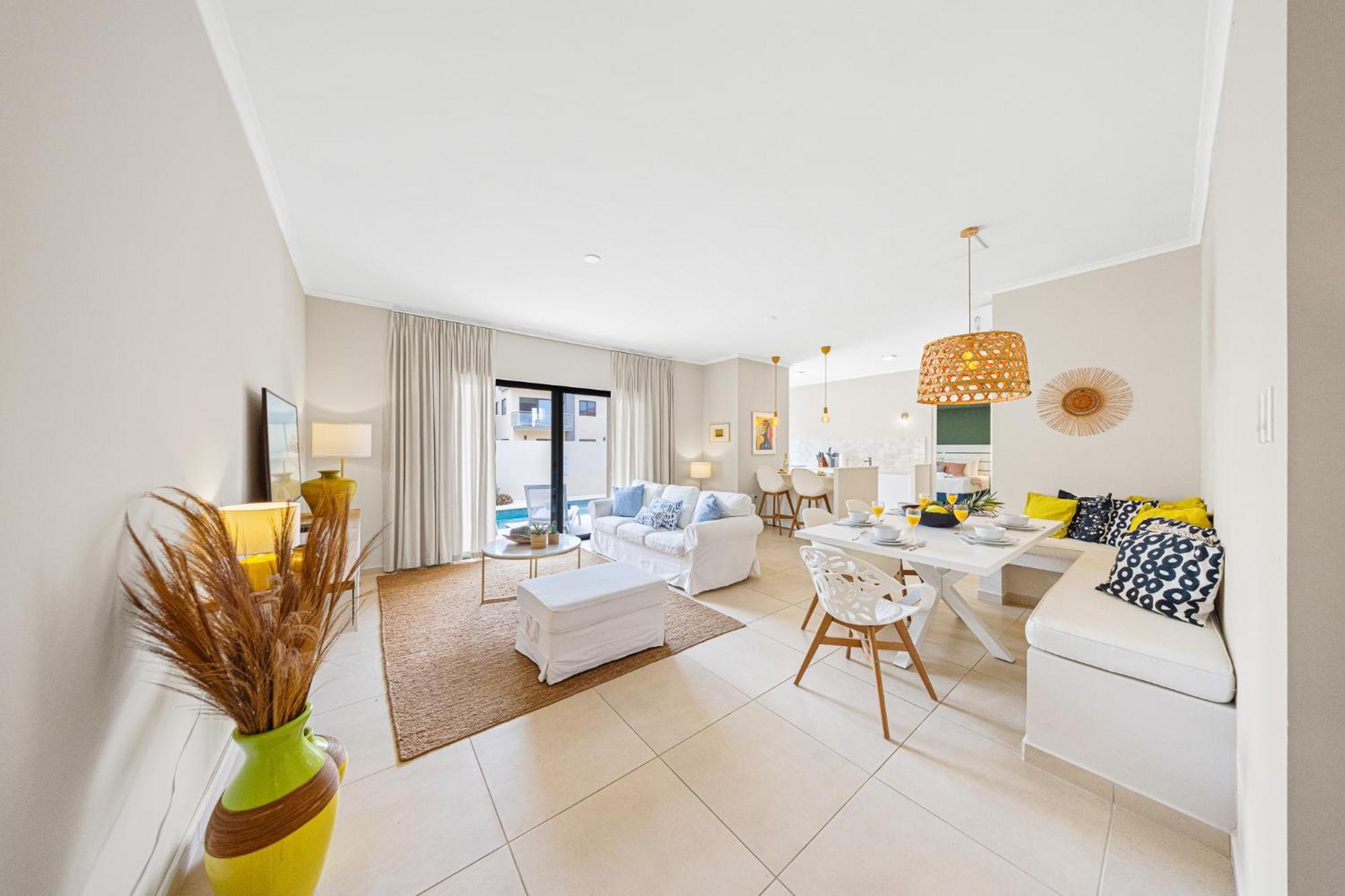 1 Min To Beach, W Pool, Gym In A Gated Community Palm Beach