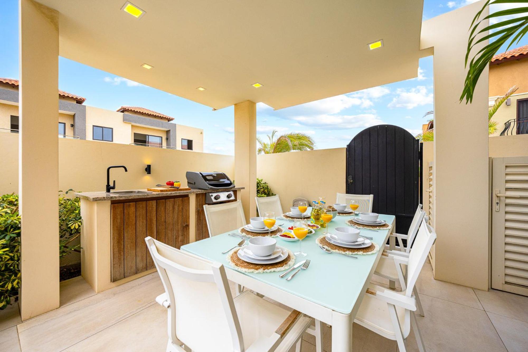 Holiday home 1 Min To Beach, W Pool, Gym In A Gated Community *