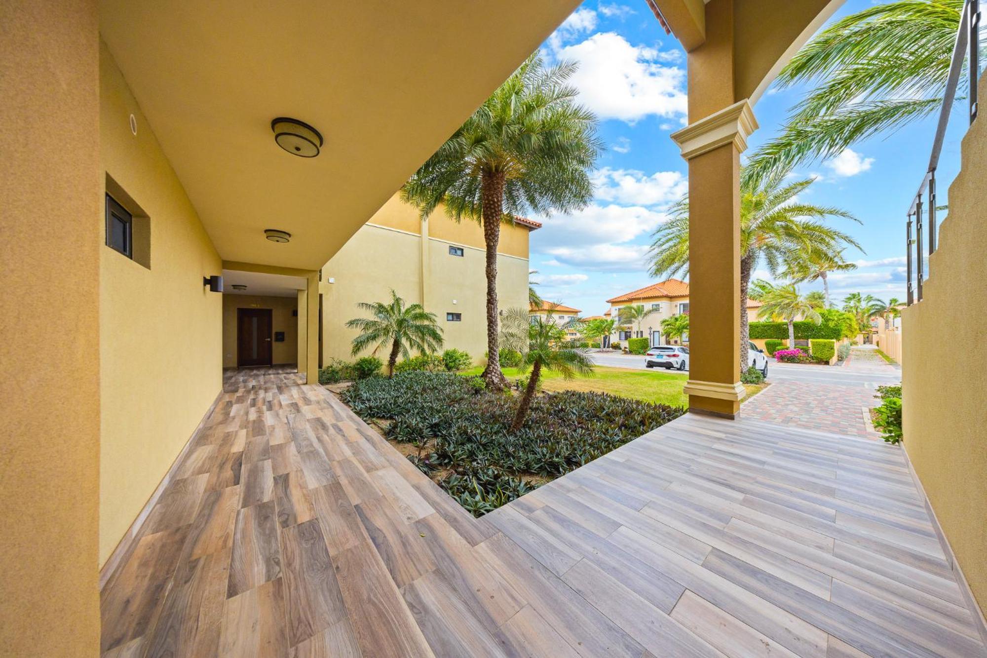 Holiday home 1 Min To Beach, W Pool, Gym In A Gated Community