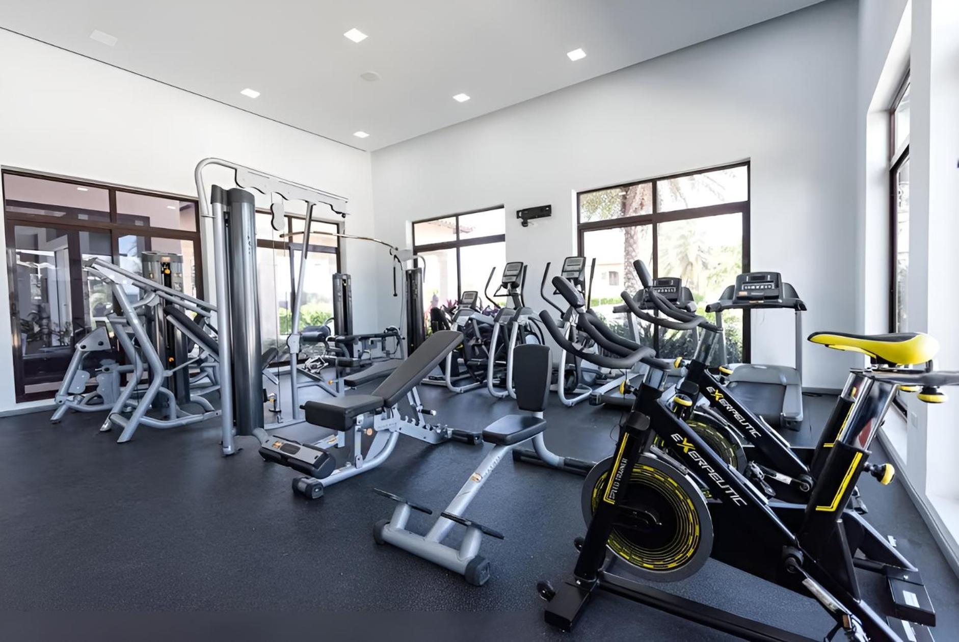 1 Min To Beach, W Pool, Gym In A Gated Community Holiday home
