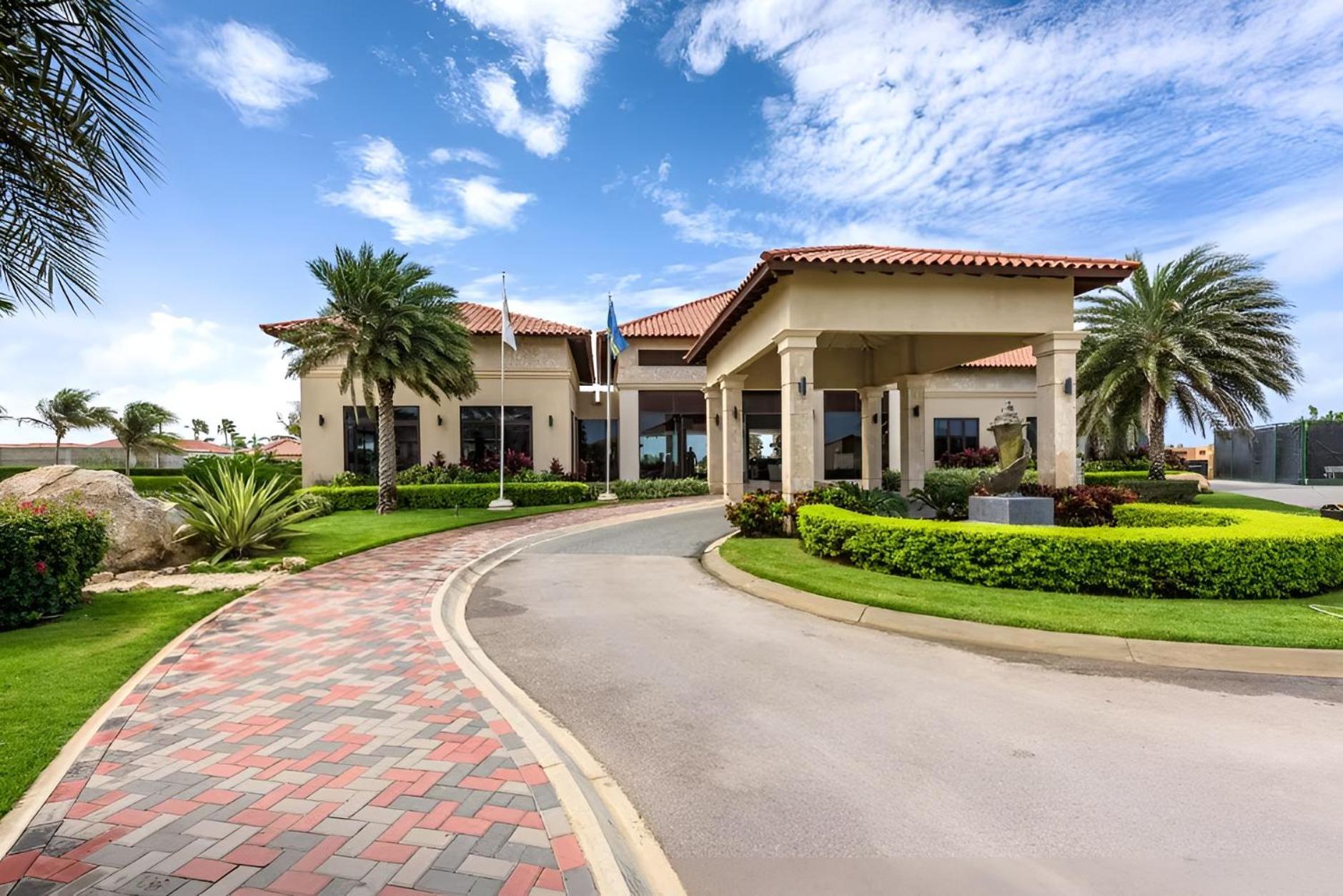 1 Min To Beach, W Pool, Gym In A Gated Community Holiday home Palm Beach