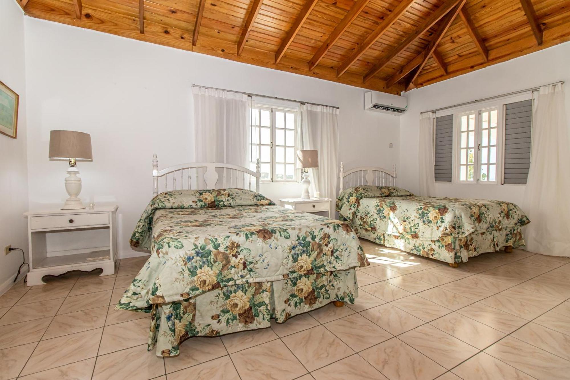 Villa Jamaica - Between Montego Bay & Ochi Rios Includes Cook Discovery Bay