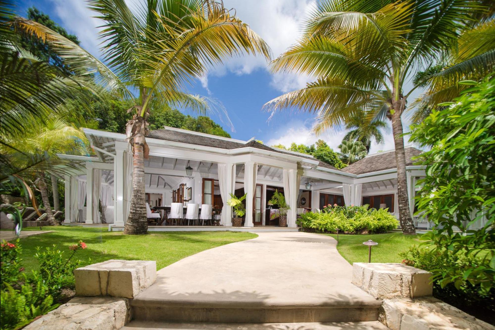 Round Hill & Resort