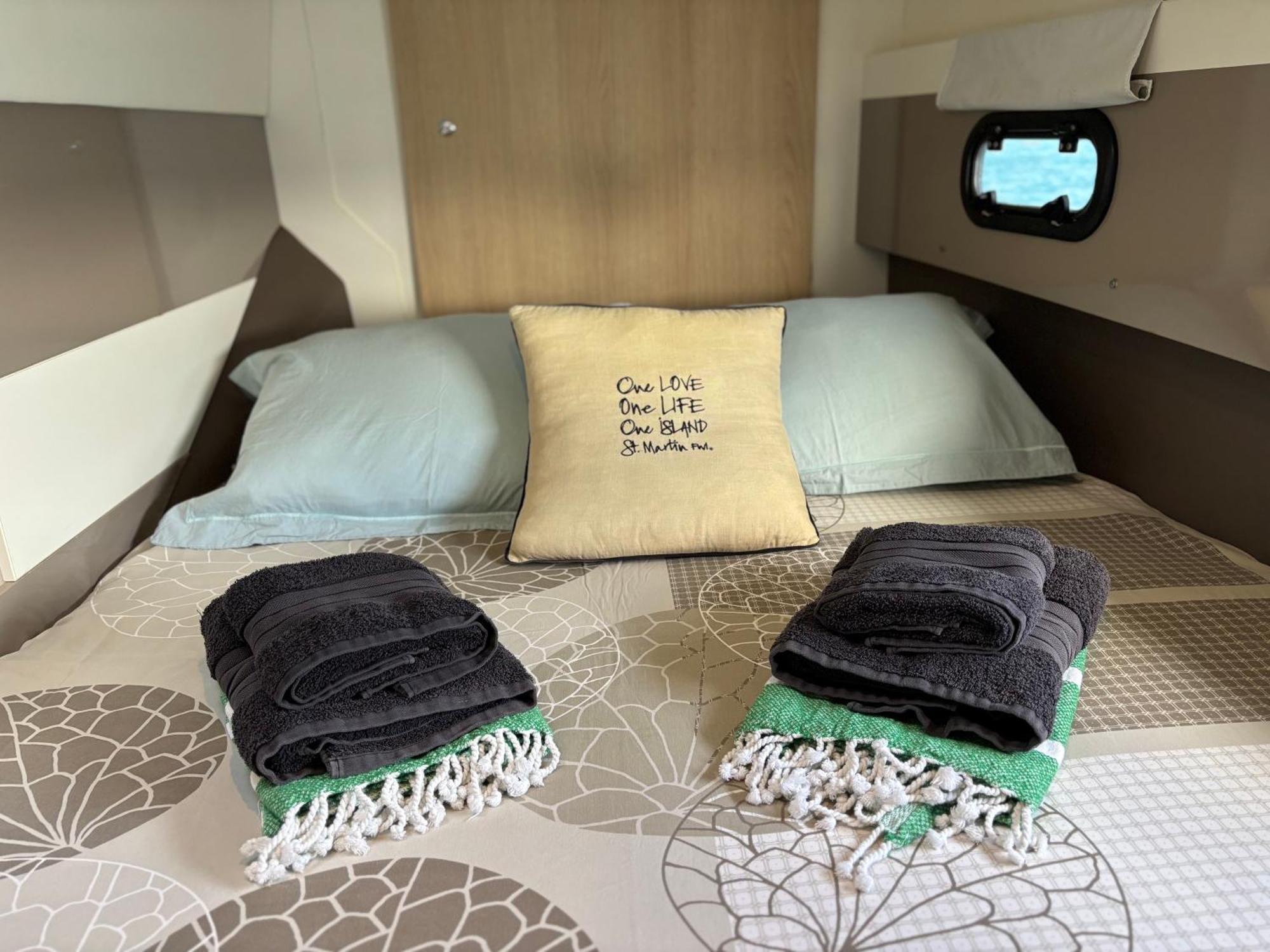 Botel Catamaran Zephyr Nuit Au Mouillage Diner, Nuit Et Petit-dejeuner Inclus Grand Case
