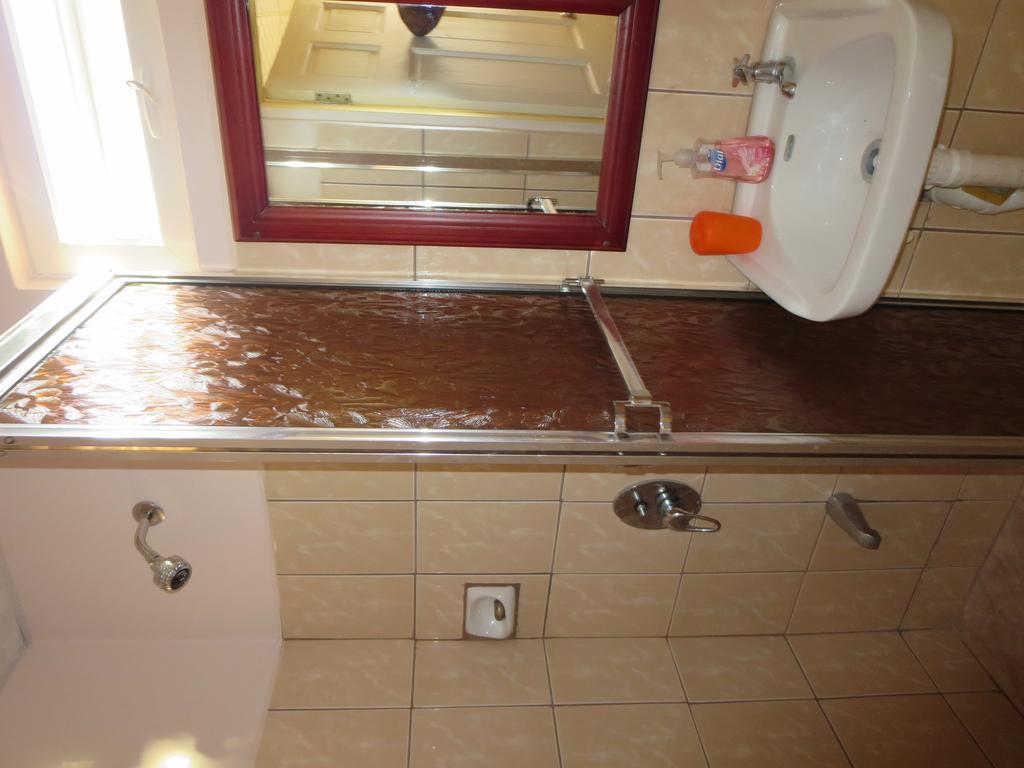 Jgs Tropical Apartment Crown Point