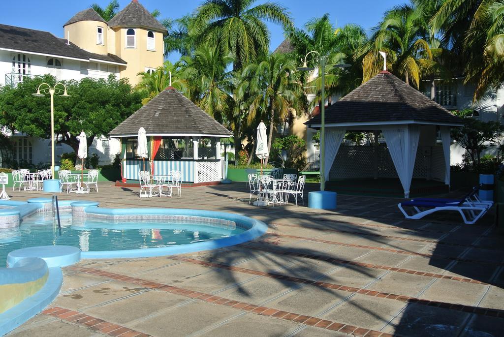 9 * Ocho Rios