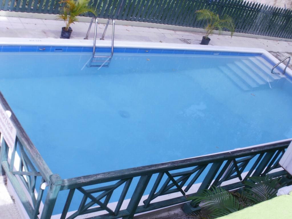 Pineapple Court 2*