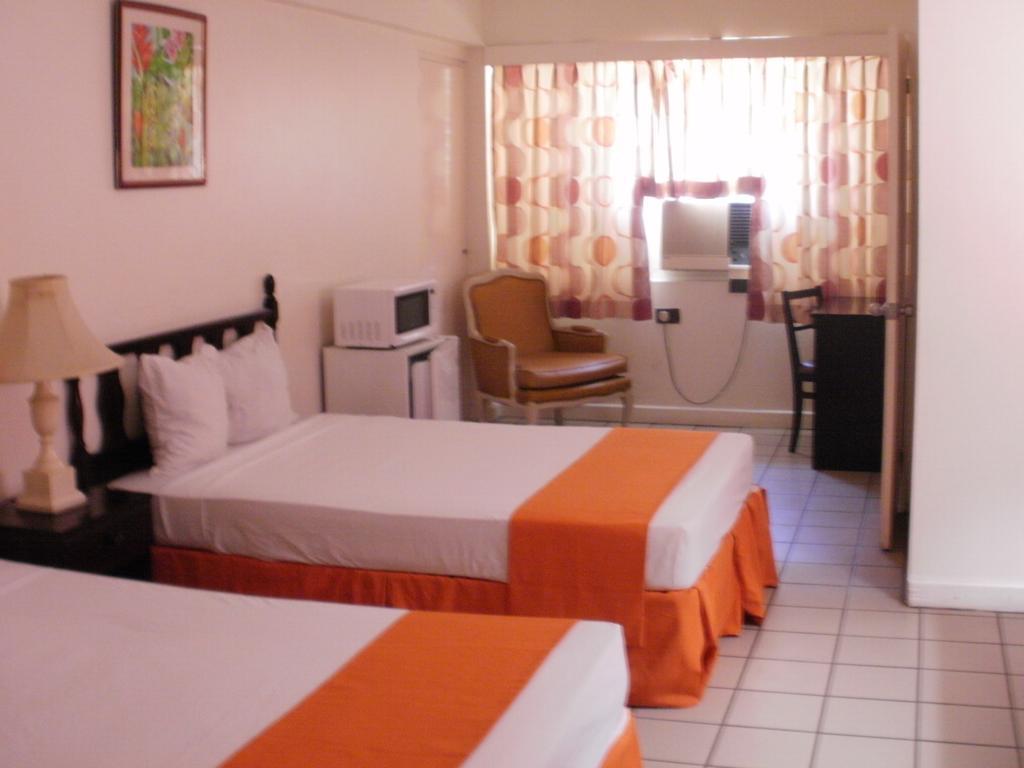 Pineapple Court Hotel 2*