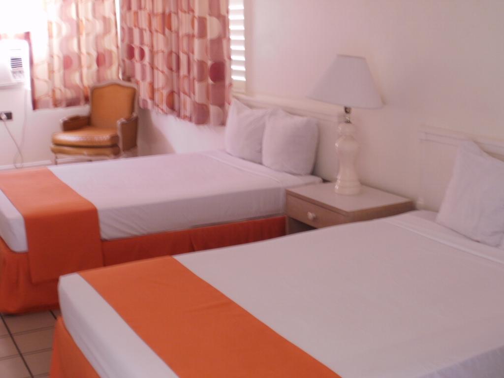 Pineapple Court 2*